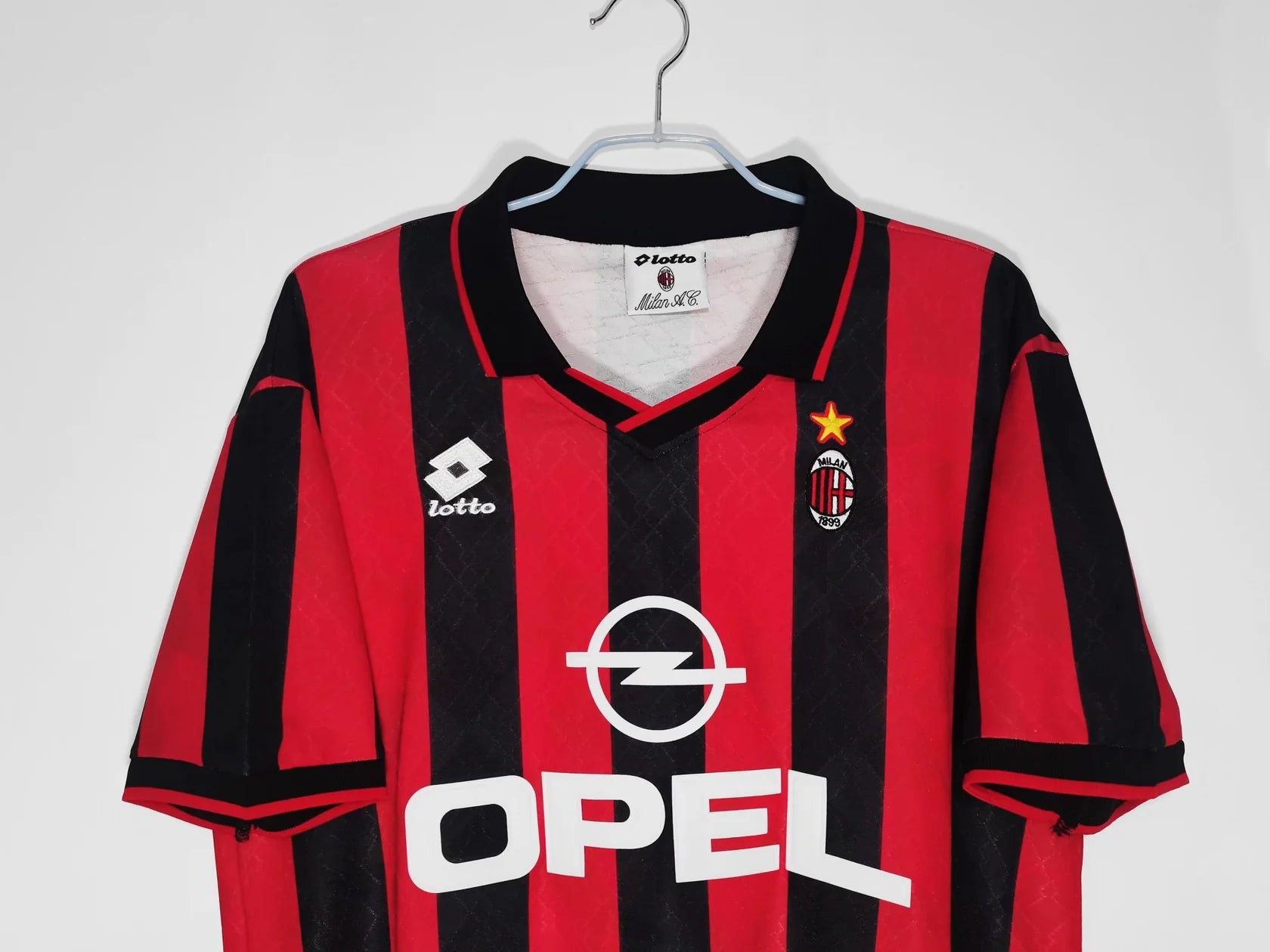 ميلان على أرضه 95/96