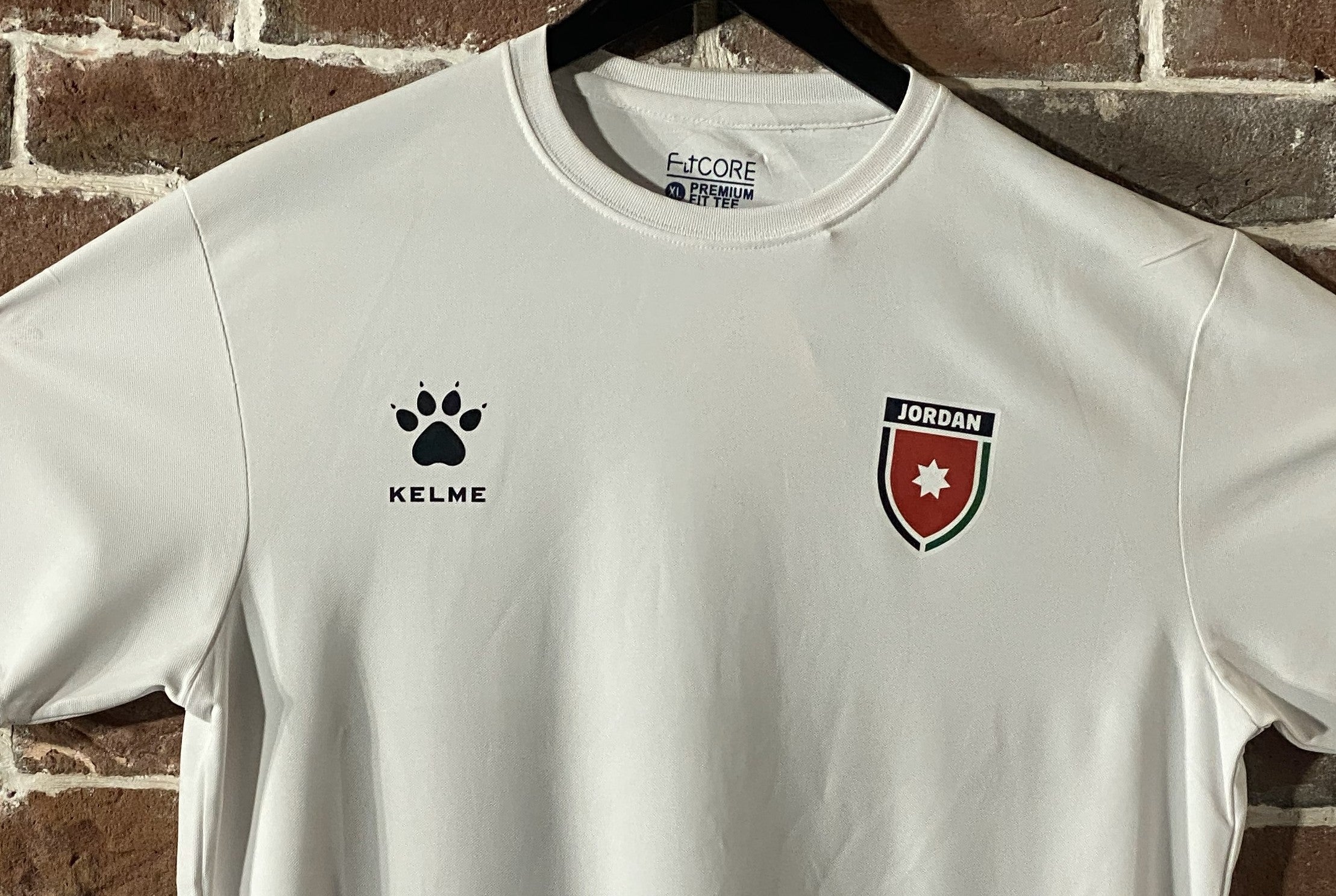 قميص أبيض من الأردن