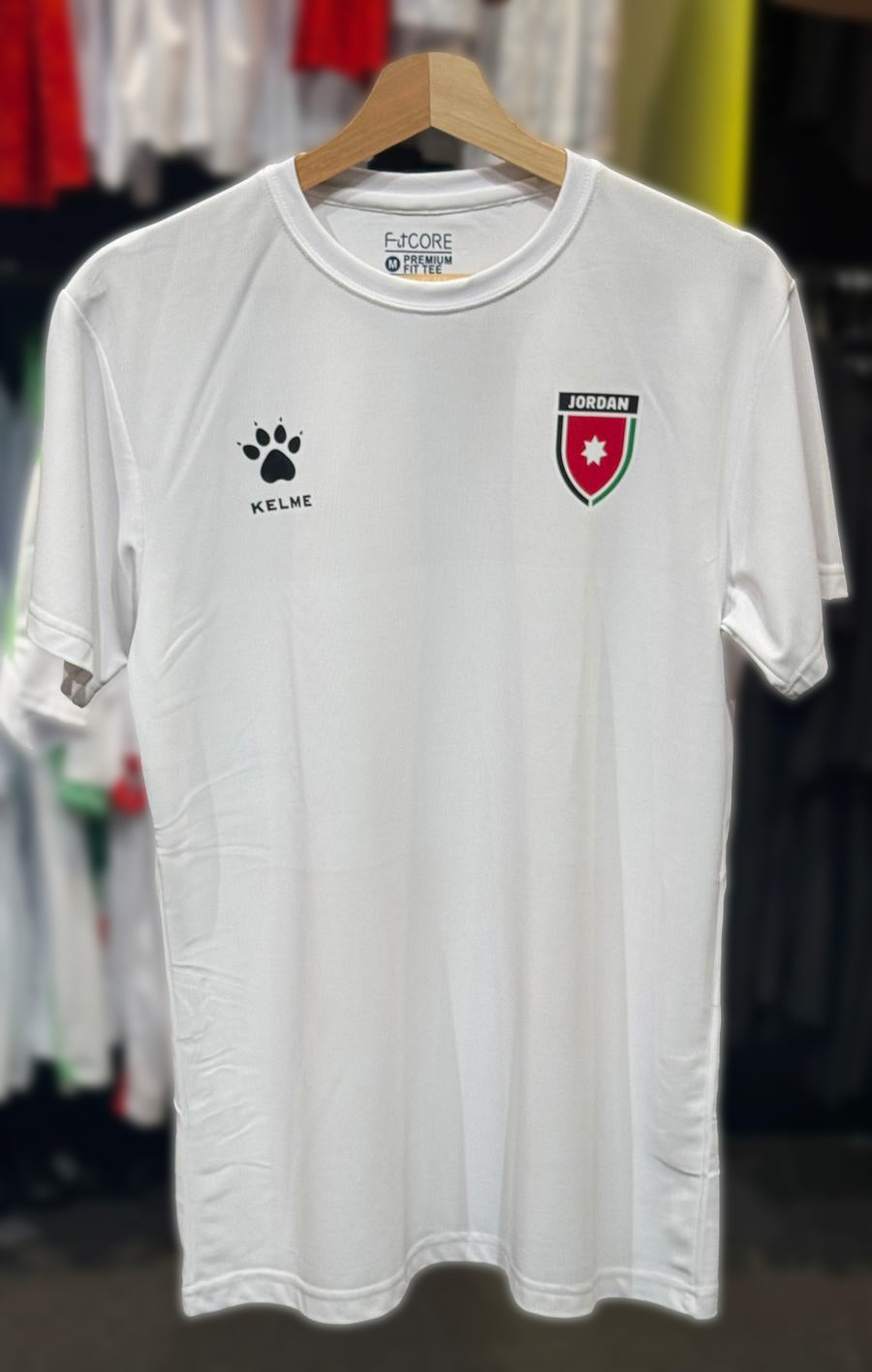 قميص أبيض من الأردن